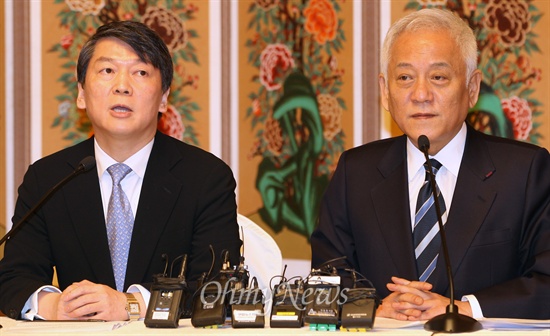 안철수, 김한길 전 새정치연합 대표가 지난 3월 2일 통합을 발표하고 있다. 