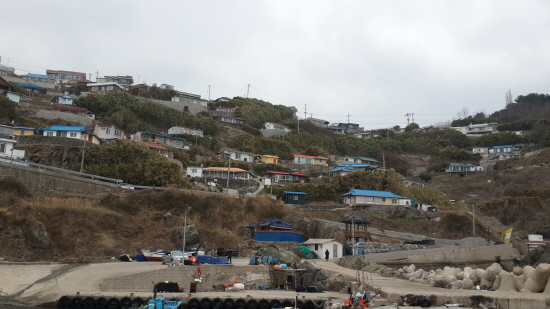영덕 핵발전소 예정부지인 석리의 해안가마을, 바닷가를 앞에두고 작은집들이 층층히 들어서 있다. 
