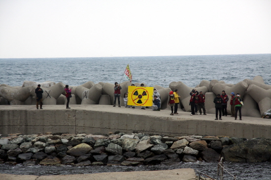 영덕 핵발전소 부지의 석리 해안가 마을에서 핵발전소 철회를 요구하는 퍼포먼스