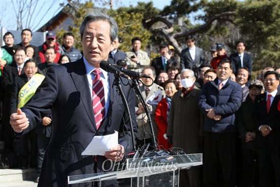 정몽준 새누리당 의원이 2일 오후 서울 남산공원 백범광장에서 서울시장 출마 선언을 하고 있다.