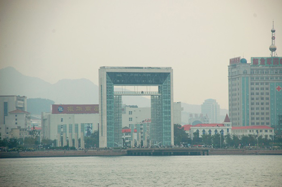 한국과 가장 가까운 도시 웨이하이는 한중간 처음 정규 항선이 운행했던 도시다. 한국에 건너온 화교들도 이곳 출신이 많고, 외교관도 많았다. 