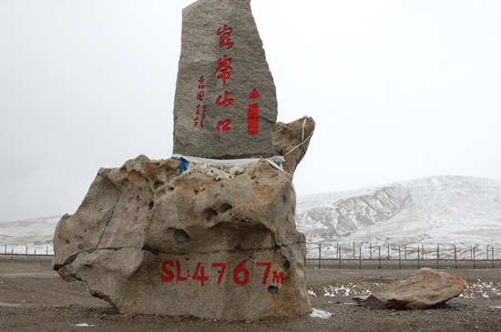 해발 4767미터의 쿤룬산 입구는 청장철도의 고지대 시작을 알리는 지점이다. 이후에는 탕구라산 등 고지를 넘어야 티벳에 닿는다. 성모가 산다는 곤륜산의 전설은 이렇게 무너졌다