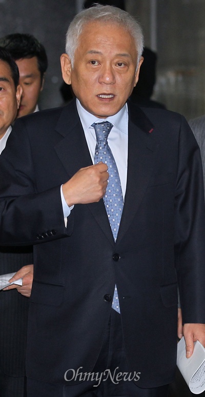 민주당 김한길 대표가 3일 오전 신당 창당에 대한 의견을 수렴하기 위한 긴급 의원총회에 참석하고 있다.
