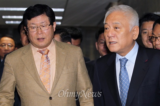 민주당 김한길 대표가 3일 새정치연합과의 통합을 위한 신당추진단장에 임명한 설훈 의원(왼쪽)과 함께 긴급 의원총회에 참석하고 있다.