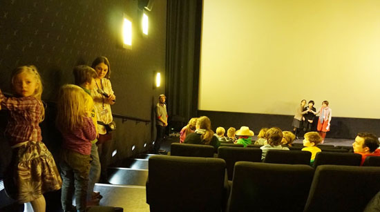 지난달 15일 베를린영화제에서 <콩나물> 상영을 마친 뒤 독일인 어린이가 윤가은 감독에게 질문하고 있다.
