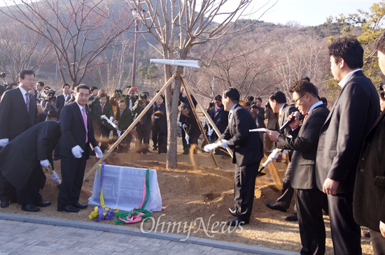전남지역 국회의원들이 3일 오후 경북 구미시 상모동 박정희 전 대통령 생가를 방문한 뒤 동상 옆에 이팝나무 기념식수를 했다. 