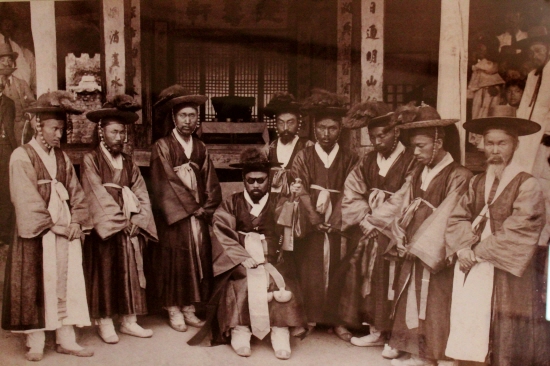 1890년대 경남 지역 관가의 포졸들(경남 근대 사진전 중에서)