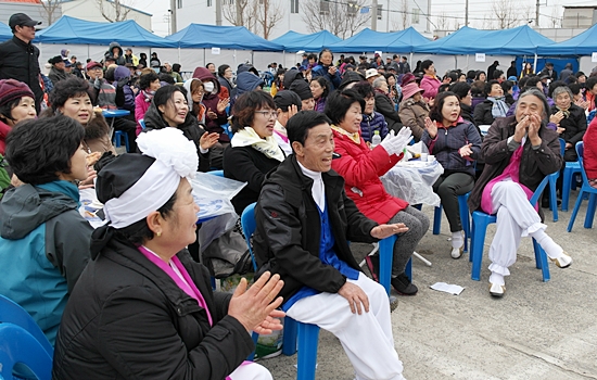  어깨춤과 박수로 무대와 함께 하며 즐거워하는 주민들.
