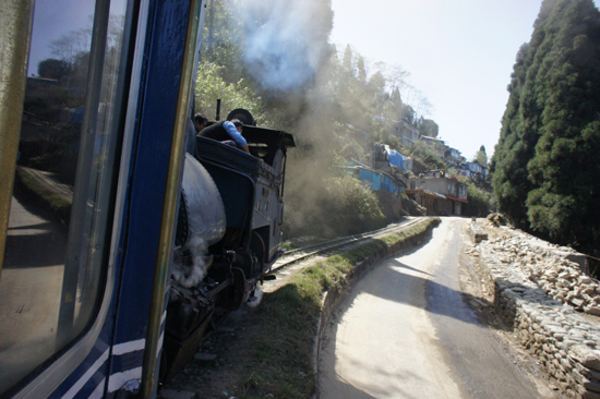 유네스코 세계문화유산으로 등록된 다르질링의 토이 트레인. 뉴잘패구리역에서 다르질링까지 이 기차를 타고 올라갈 수 있다. 