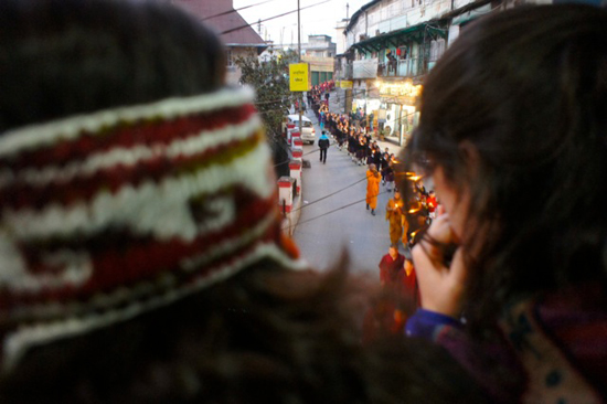 티베트 음식점에서 바라본 다르질링 거리. 티베트 독립 평화 시위로, 다르질링 주민들이 촛불을 들고 조용히 행진하고 있다. 