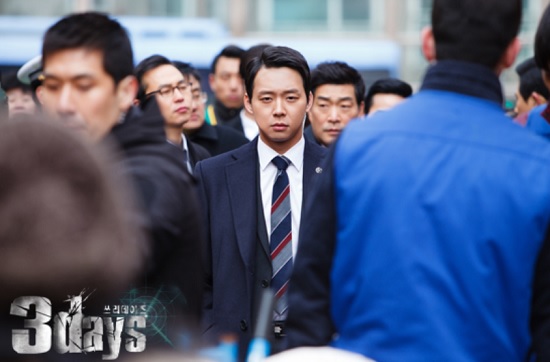  SBS 수목드라마 <쓰리 데이즈>에서 대통령 경호관 한태경(박유천 분)이 시장에서 대통령을 경호하고 있다.