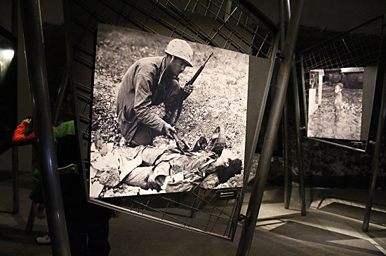 미군이 오키나와 여성을 사살하는 장면을 찍은 사진이 전시돼 있다.