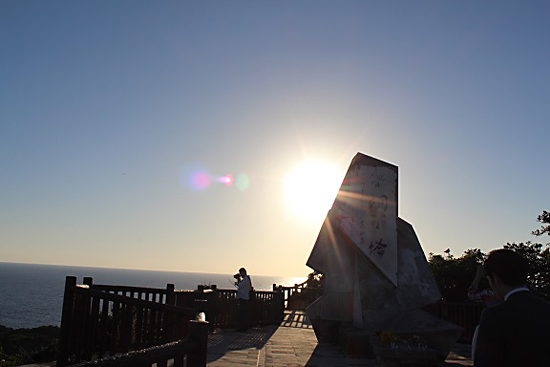 오키나와 전쟁의 사령관 우시지마가 자결한 곳. 1945년 6월 24일 오전 4시 30분, 동이 틀 무렵으로 탑에는 '여명의 탑'이라고 적혀있다.