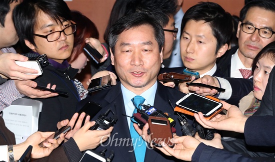 유정복 전 안전행정부 장관이 5일 국회 정론관에서 6·4지방선거 인천시장 출마를 선언한 뒤 기자들의 질문에 답하고 있다.