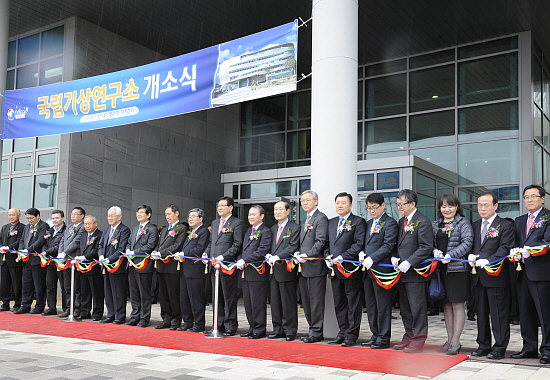  4일 국립기상연구소 제주 신청사 개소식에 참석한 인사들이 테이프 커팅을 하고 있다. 