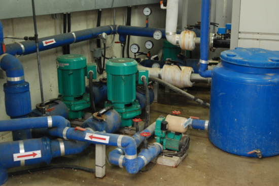 냉온수 순환펌프들이 기계실에 놓여 있다.