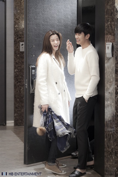 SBS <별에서 온 그대>에 출연한 배우 김수현과 전지현