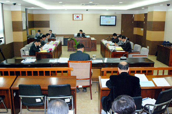 인천YMCA 의정지기단이 인천시의회 상임위 활동을 모니터링하고 있다.