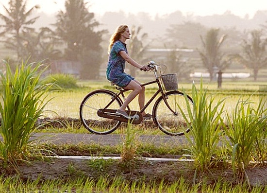 여행길에서 자전거를 타고 달리는 여주인공. 영화 <먹고 기도하고 사랑하라> 중 한 장면.