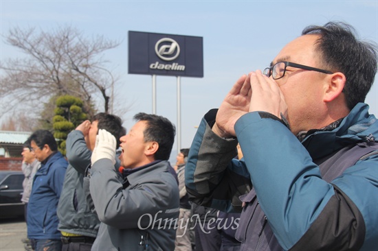 대법원은 오는 24일 대림자동차 해고자들이 낸 부당해고소송에 대해 판결한다. 사진은 2014년 3월 6일 전국금속노동조합 경남지부 대림자동차해고자복직투쟁위원회가 대림차 창원공장 앞에서 "해고자 복직 촉구 상경투쟁 결의대회"를 열었을 때 이경수 위원장 등이 공장을 향해 함성을 지르고 있는 모습.