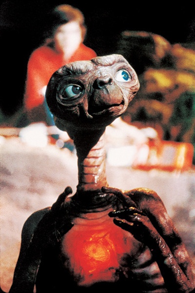 영화 < E.T >의 한 장면. 