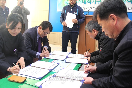  김재명 민주노총 경남본부장과 강병기 통합진보당 경남도당 위원장, 박선희 정의당 경남도당 위원장, 허윤영 노동당 경남도당 위원장은 6일 오후 경남도청 브리핑룸에서 '공동 선거대책기구 구성'에 합의하는 확약서에 서명하고 있다.