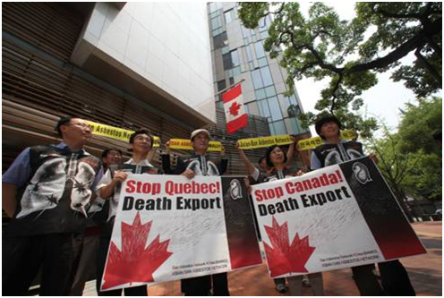 2010년 6월 서울 중구 캐나다대사관을 방문 캐나다의 대규모 석면광상개발에 항의하는 최형식 선생(가운데 모자쓴 이)