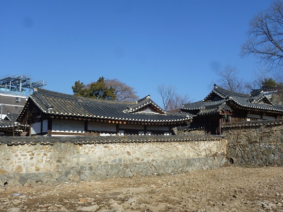 철종이 왕이 되기 전에 살았던 곳에 지은 집인 '용흥궁'입니다.
