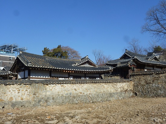  철종이 왕이 되기 전에 살았던 곳에 지은 집인 '용흥궁'입니다.