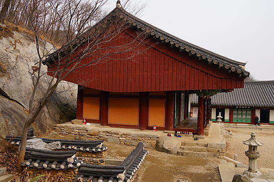 정면에서 보면 아담하게 보이나 옆에서 보면 육중하고 옹골져 보인다