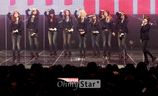 소녀시대, '1위로 점핑점핑' '미스터미스터'로 컴백한 소녀시대가 6일 오후 서울 상암동 CJ E&M센터에서 열린 Mnet <엠카운트다운>에서 1위를 차지한 뒤 앵콜무대를 선보이고 있다. 