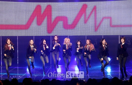 소녀시대, '미스터미스터로 1위' '미스터미스터'로 컴백한 소녀시대가 6일 오후 서울 상암동 CJ E&M센터에서 열린 Mnet <엠카운트다운>에서 1위를 차지한 뒤 앵콜무대를 선보이고 있다. 