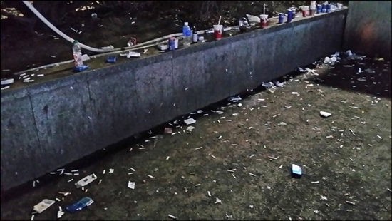 관광안내소 주변은 음료수 캔과 담배꽁초가 하얗게 뒤덮여 쓰레기장을 방불케 한다. 
