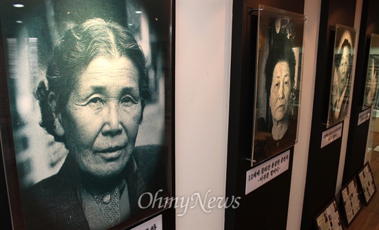 부산 수영구 수영동 민족과 여성 역사관에 내걸린 일본군 위안부 피해자들의 사진. 사진 속 위안부 피해자들은 모두 세상을 떠났다. 
