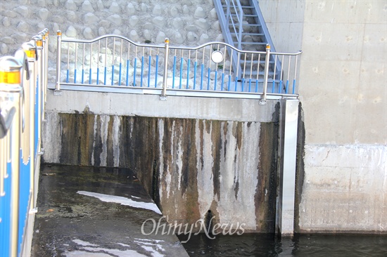 7일 오후 낙동강 창녕합천보 우안 소수력발전소 아래 벽면에 여전히 물이 새어나오고 있었다.
