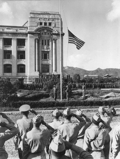 1945. 9. 9. 미군들이 경례하는 가운데 성조기가 조선총독부(후, 중앙청) 광장에 게양되고 있다. 
