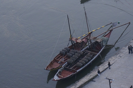 도루강변의 와인 수송선-배에 왕인통들이 실려 있다.