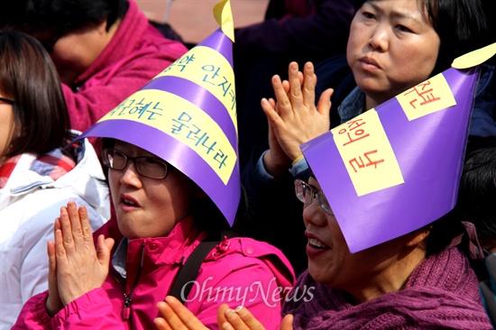  경남여성단체연합은 8일 오후 창원 성산아트홀 어울림마당에서 "세계여성의날, 26차 경남여성대회"를 열었다. 참가자들이 "박근혜는 물러나라"는 글자가 씌어진 모자를 쓰고 있다.