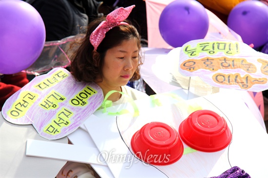  경남여성단체연합이 8일 오후 창원 성산아트홀 어울림마당에서 "세계여성의날, 26차 경남여성대회"를 열었는데, 참가자들이 다양한 형태의 몸치장을 해 있다.