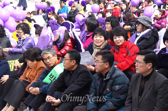  경남여성단체연합은 8일 오후 창원 성산아트홀 어울림마당에서 "세계여성의날, 26차 경남여성대회"를 열었다.