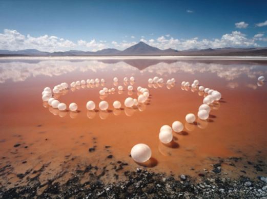 볼리비아 소금 사막 위에 투명한 구 모형을 설치한 작업이다.