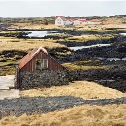 아이슬랜드의 쉼터(shelter) 지붕과 나체의 여자를 촬영한 사진으로, 스칼렛의 Roof 시리즈 중 하나이다.