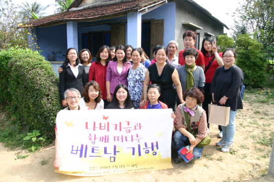 베트남 평화기행에 참여한 이들이 나비기금을 전달받고 있는 '누엔 티 홍' 여성의 집에서 단체사진을 찍었다.