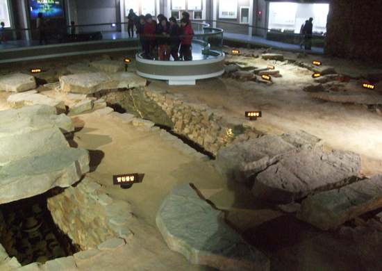  대가야왕릉전시관에는 지산동 44호분의 내부를 실물 크기로 그대로 재현해 놓았다. 