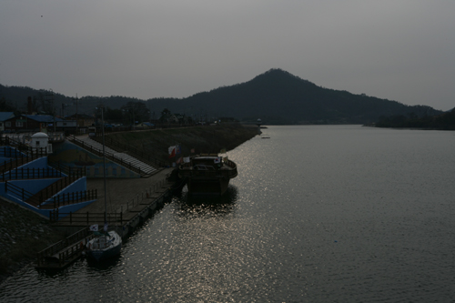 영산포 등대와 황포돛배 선착장. 번성했던 옛 포구의 모습은 찾을 수 없다. 다만 옛 영광을 되찾으려는 몸부림은 조금씩 보인다.