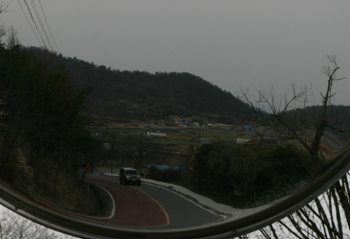 도로변 반사경에 비친 도로. 영산포에서 석관황포길로 가는 길목이다.