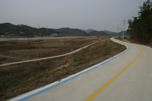 영산강 자전거도로. 석관황포길 옆 영산강 둔치를 따라 이어져 있다.