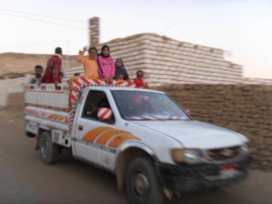 이집트에서도 이렇게 작은 시골 마을에서는 트럭 뒤에 타고가는 사람들을 심심치 않게 볼 수 있다.