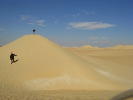 바하리야 마을에서 조금 떨어진 소규모의 모래사막. 사우디에서 바람을 타고 온 모래들이 쌓였다고 했다. 뜨거운 태양 아래 모래는 뜨겁지만, 조금만 깊게 손을 넣어보면 시원한 모래들이 피부에 와 닿는다. 이런 모래사막으로는 이집트 북서쪽에 위치한 시와(SIWA)사막이 있다.