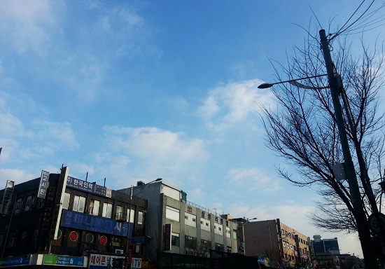파랗게 물든 서울 하늘. 